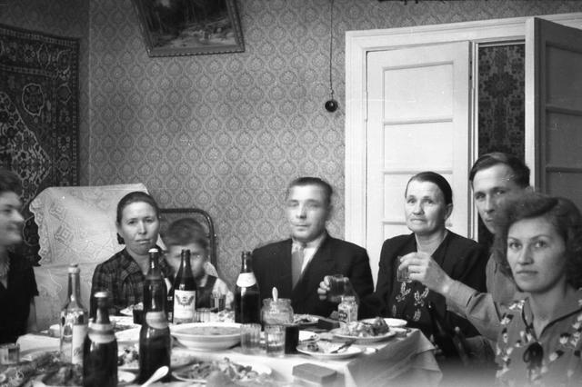 1950年代的苏联人:生日会幸福写在脸上,萌娃胖嘟嘟好可爱 无遮无挡三级动态图