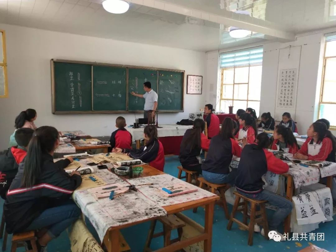 陇南市青年书协送书法进校园活动走进礼县石桥中学永坪中学