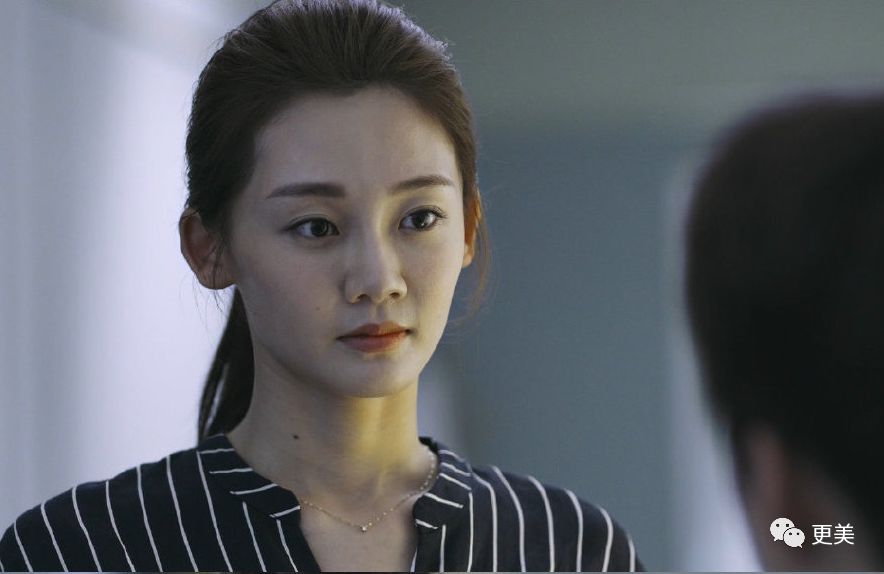 钟楚曦的背景到底是谁?把女主苗苗虐的只能当