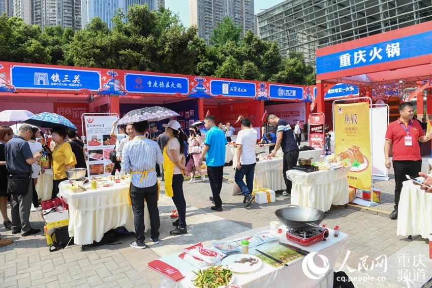 市民在特设的露天"重庆火锅体验馆"品尝美食.邹乐 摄