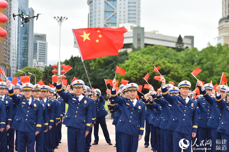 挥舞五星红旗齐唱《我爱你,中国 余杉芳摄