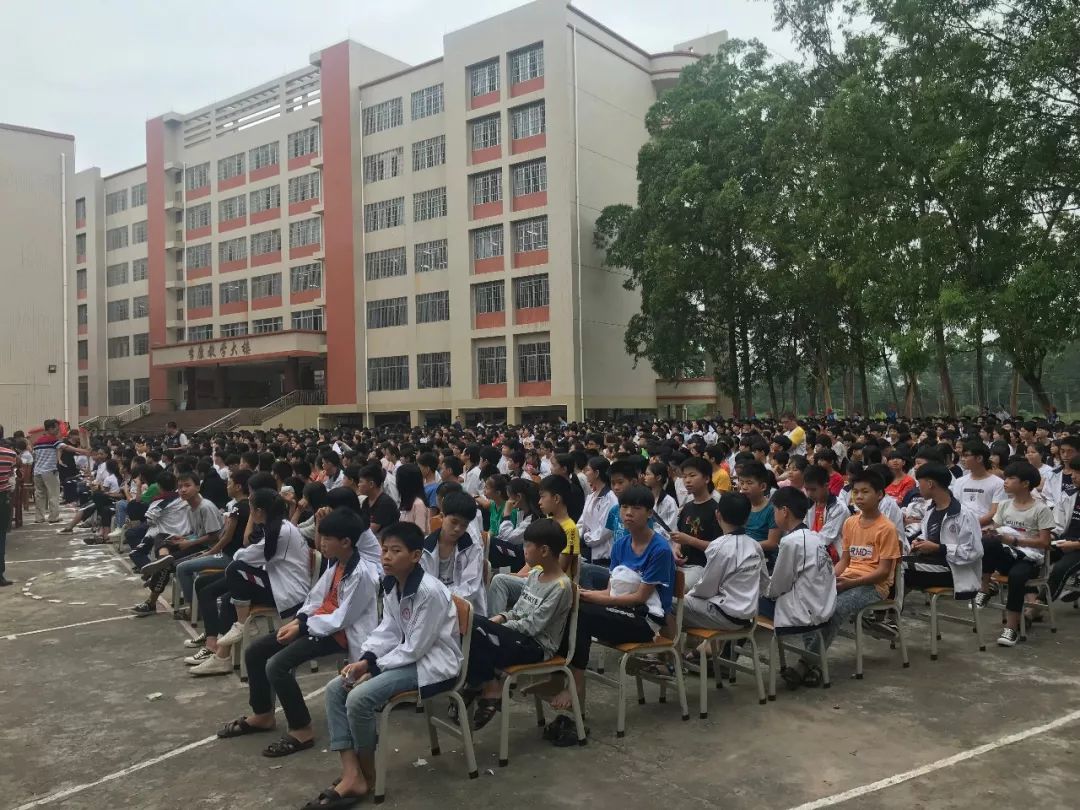 林尘中学全体师生化州市禁毒协会 会员化州市橘予社工服务中心 社工