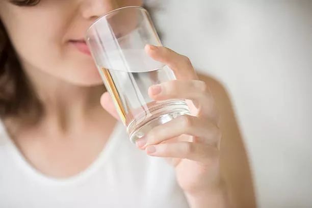 每天喝8杯水,到底对不对? 99真人官网