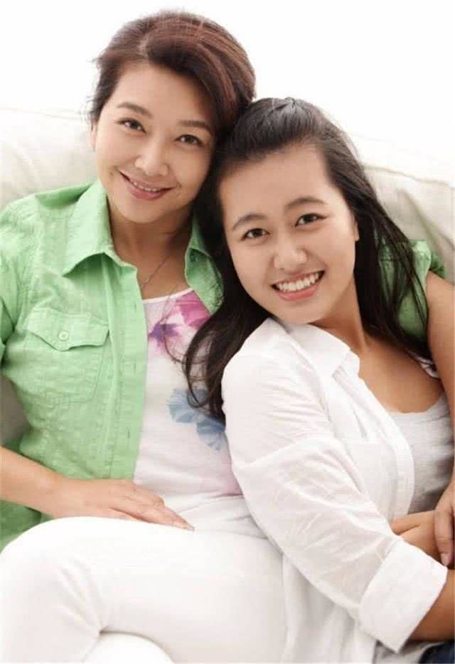 52岁江珊近照,小15岁老公比靳东还帅,女儿长得