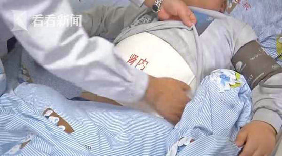                     家长听信偏方给孩子停药 肾病男孩肿成“胖头鱼”