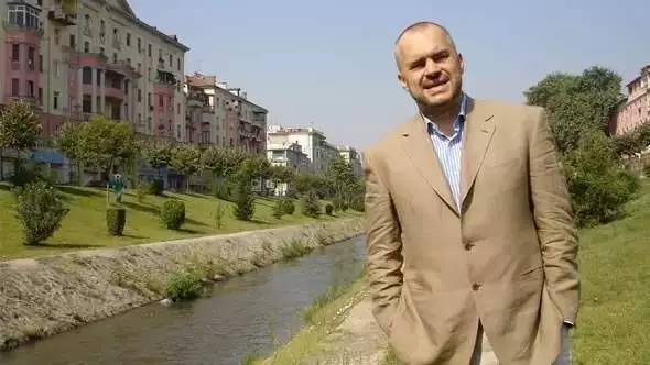画家改行当国家总理:没钱,仅靠粉刷墙壁,点燃了整个国家 99re久久热在线播放快