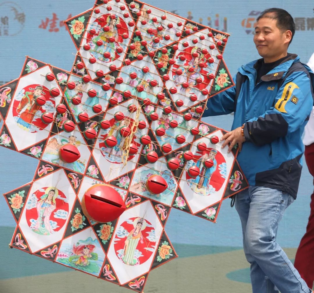 江苏省广播电视总台副台长李声与南京东郊奥莱总经理范莹为巨龙风筝