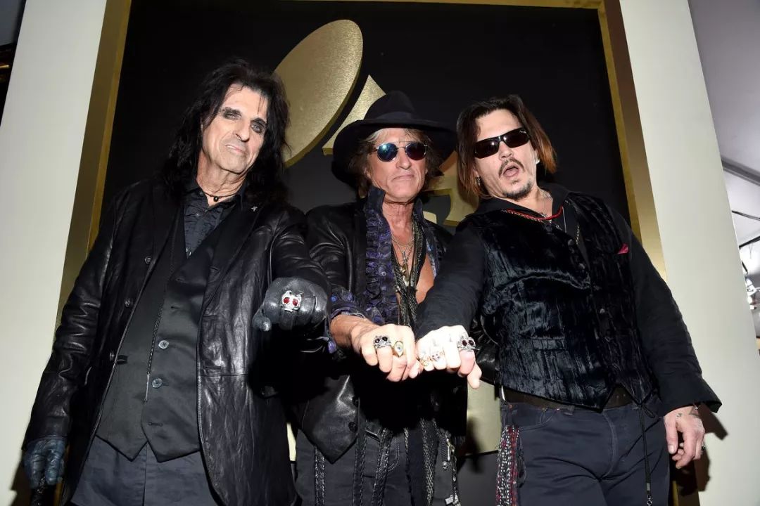 alice cooper, joe perry, johnny depp 随后就被拍到了两个人的同框