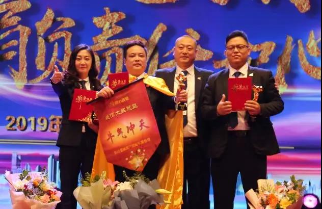 卓越的领导力 带出高水准的团队 顺心置地——最佳管理者代表朱树国、常占龙 国际银河娱乐网址