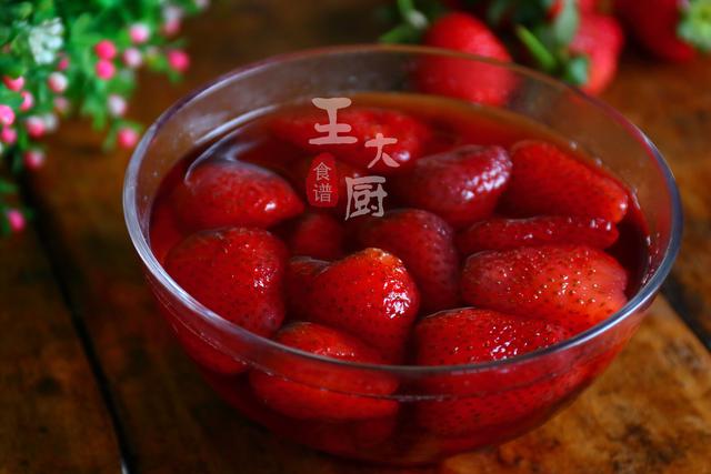 原创酸酸清凉的冰糖草莓,天热时来上一碗,冰凉舒心,就是这么爽!