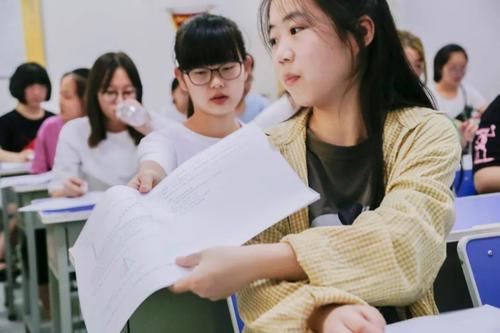 在学校混日子的孩子,老师想对你说几句话!(家长读给孩子听)
在学校混日子的孩子,老师想对你说几句话!(家长读给孩子听)