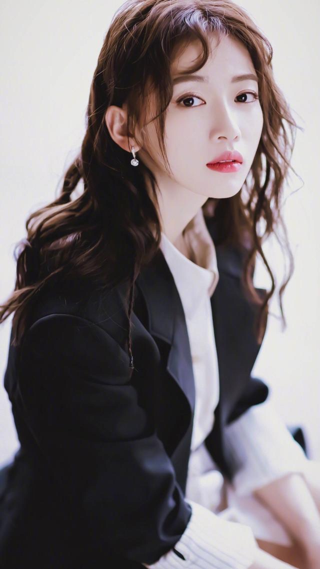 吴谨言影视综艺全方面霸屏,首尝试唐朝造型,气