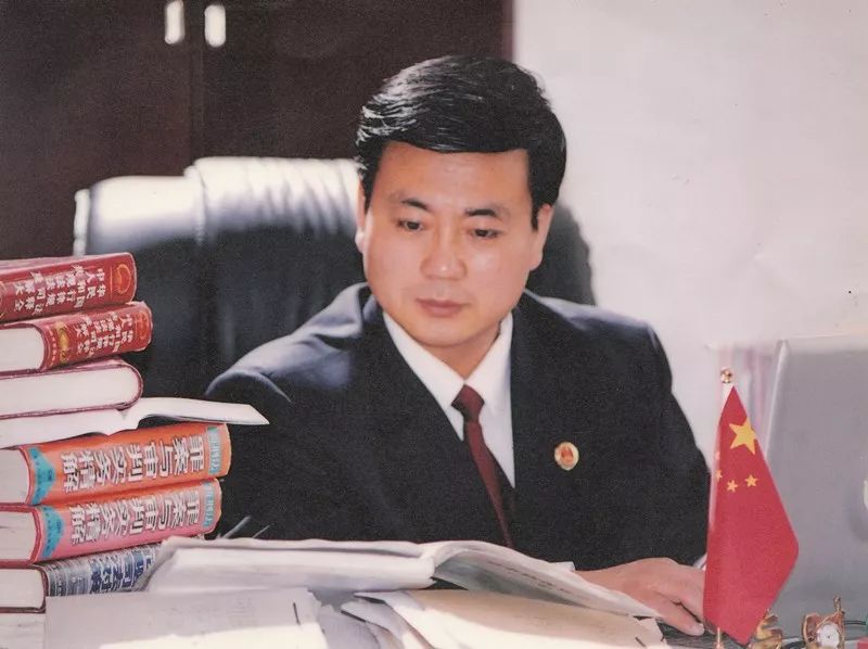 一个装酒的箱子能塞下300万现金吗?用证据说话才是正经事 狠狠狠狠的鲁在线视频播放
