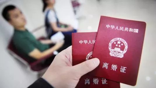 离奇!男子想离婚却离不了,只因配偶的身份很尴尬! 买球网站注册平台