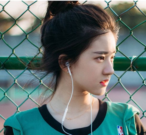 窦骁电梯里拥吻粉衣美女,女方长得像95后花旦