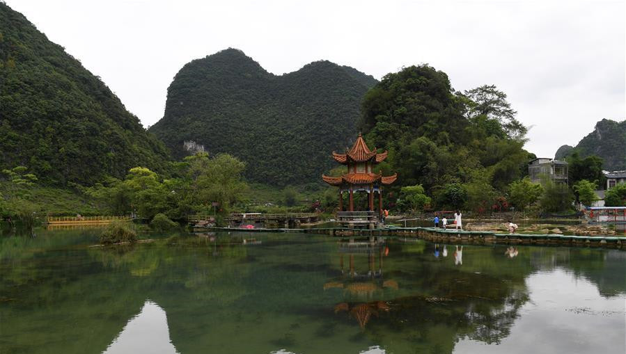 游客在广西靖西市鹅泉景区游览