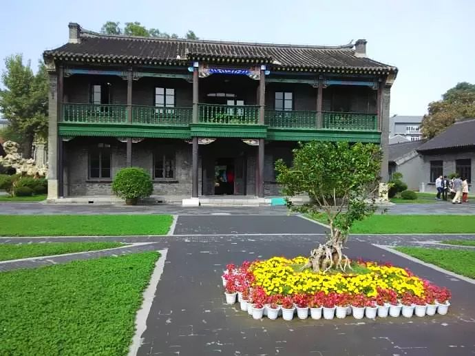 小青楼位于帅府的东院,由于地处张氏帅府花园的中心,又有"园中花厅"