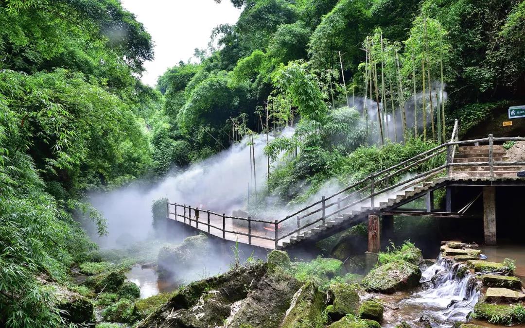 成都首座玻璃栈道成都首座悬崖餐厅就在川西竹海