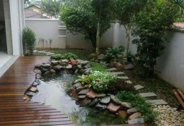 呼吸着庭院的新鲜的空气,如果还觉得不够放松的话,可以把脚放在鱼池里