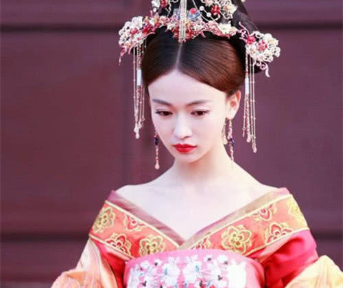 本以为吴谨言的妲己够美了,当她穿上唐装后,网友:这是