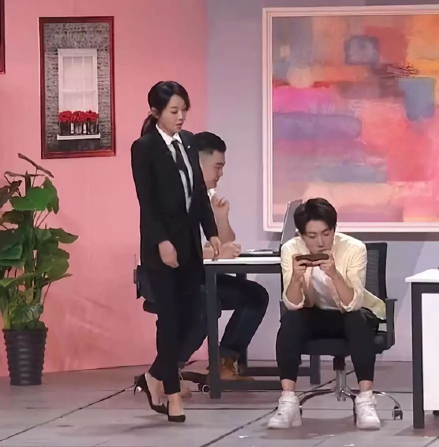 48岁闫妮靠美腿登热搜第一!岁月只会饶过自