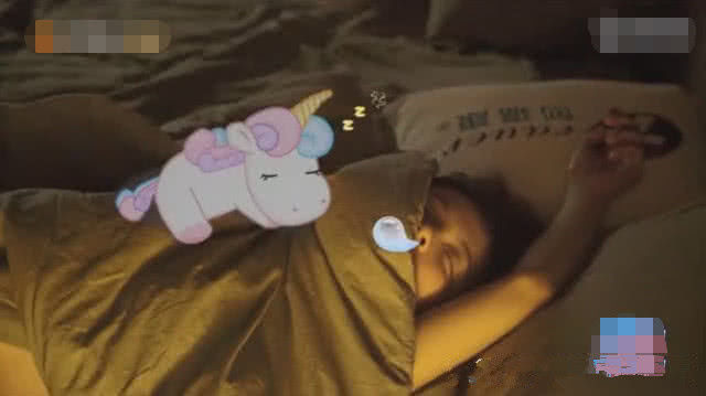明星睡觉前为何会遮住摄像头看了杨超越睡着后这一幕网友傻眼