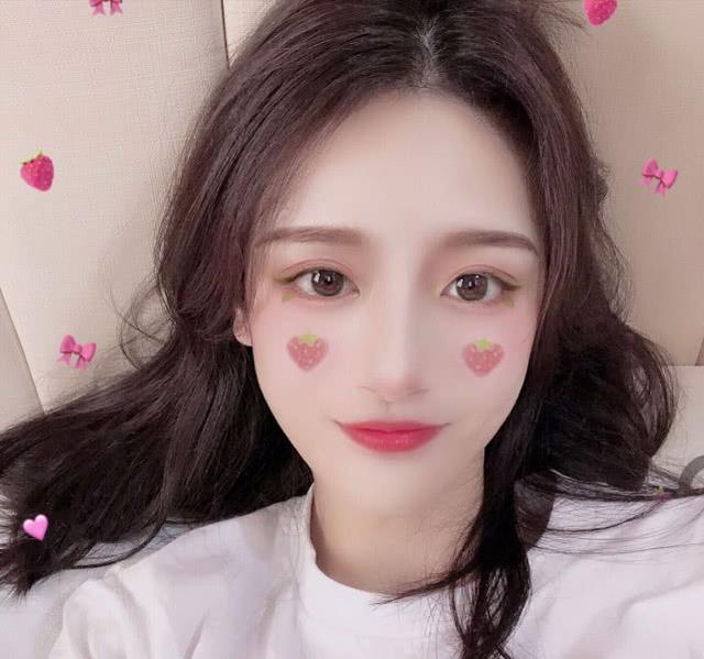 叶音符与陪玩小姐姐双排,对方跟观众都混熟了