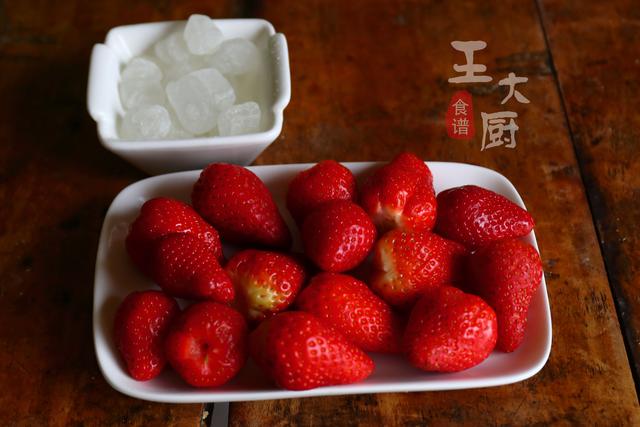 原创酸酸清凉的冰糖草莓,天热时来上一碗,冰凉舒心,就是这么爽!