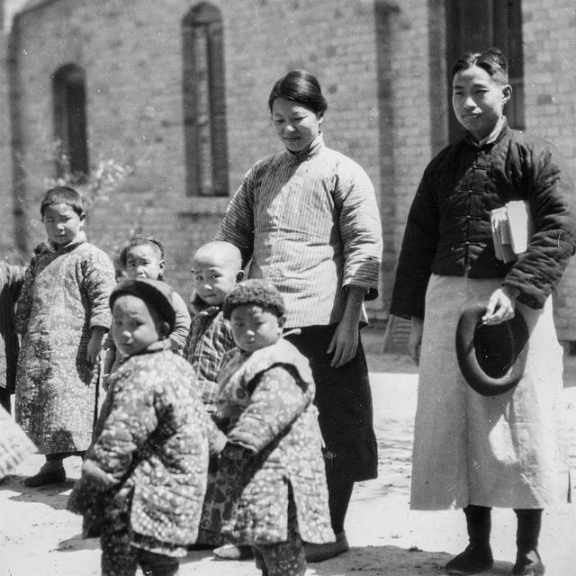 河南开封1923年，古城墙下的百姓生活