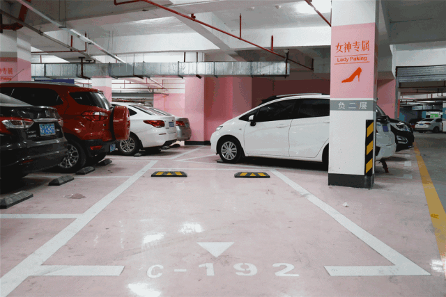 停车哦~更特别开设女神专属停车位,方便桂林家人们一站购物,轻松即达。