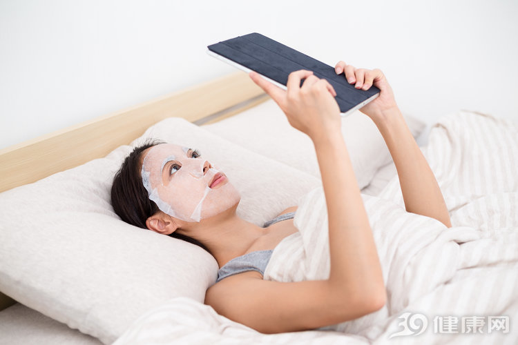 躺床上玩手机的人他们大多不知道4个坏处悄悄来了