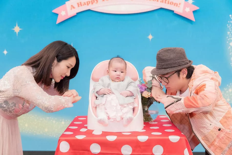                     原创            王祖蓝晒女儿近照，一个月颜值大逆转，养成漂亮宝宝有秘诀！