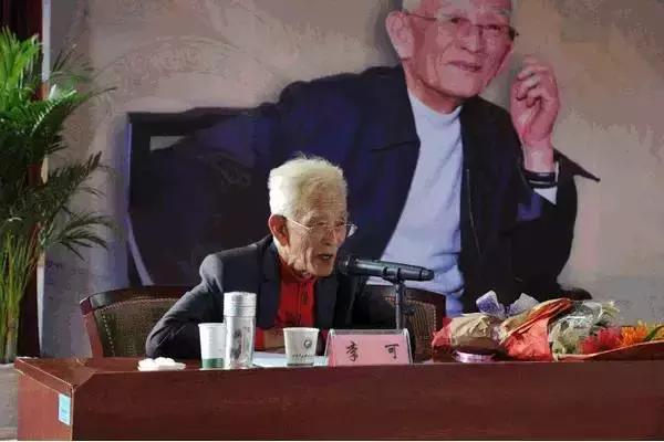 李可简介:老中医李可,男,汉族,山西灵石人,生于1930年,毕业于西北艺专