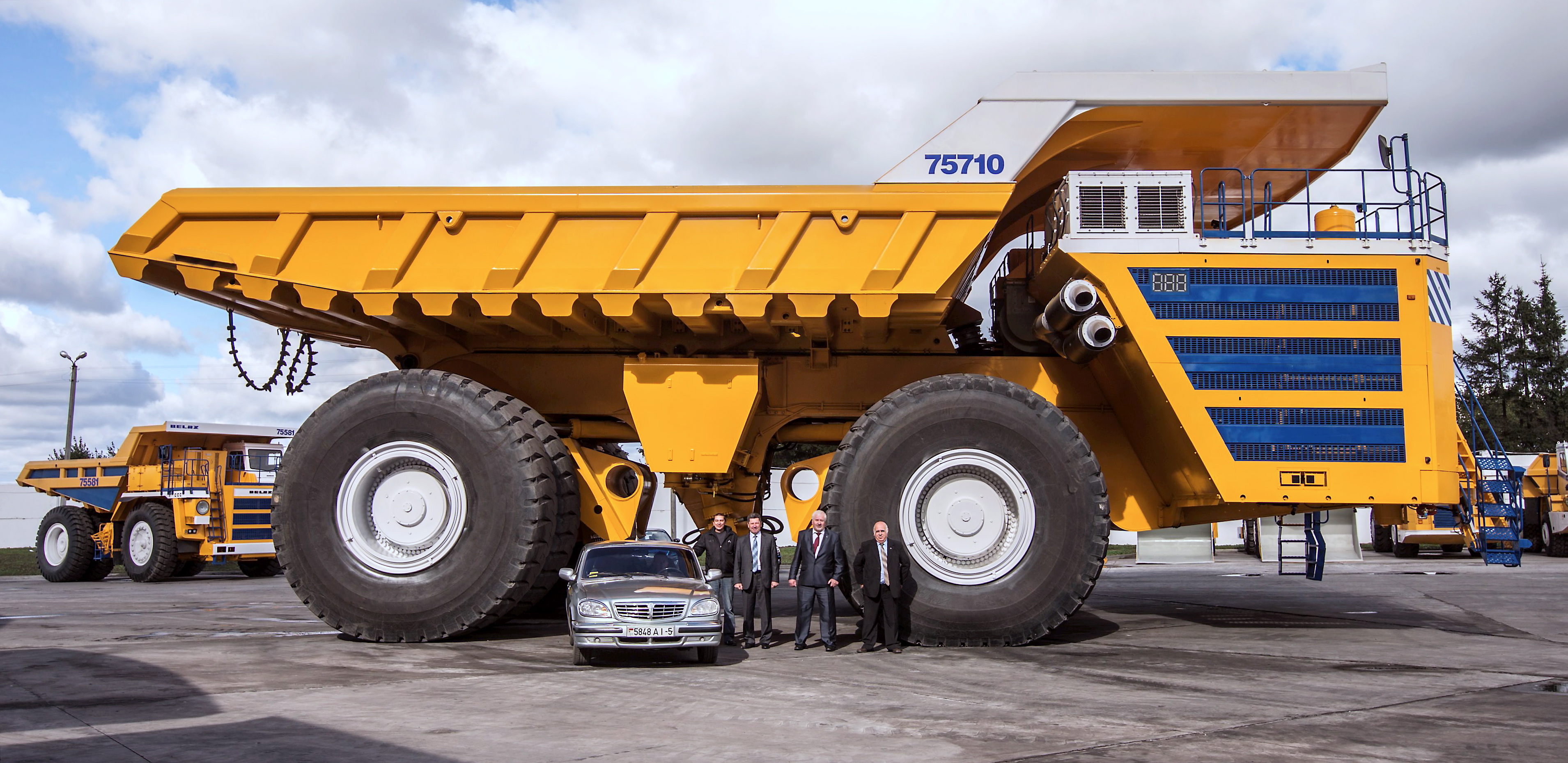世界上最大自卸车长什么样?最大载重496吨