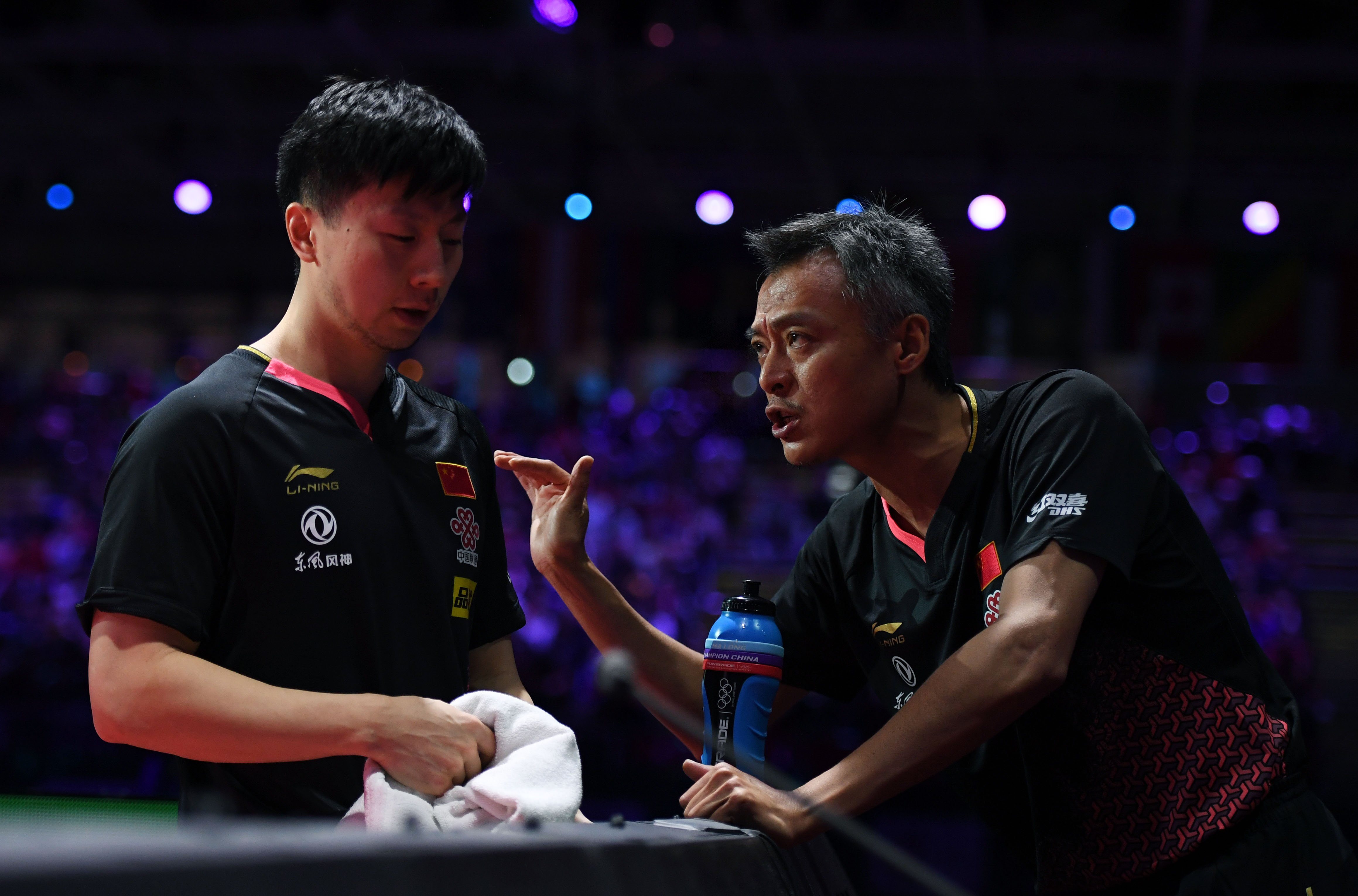 这是2019年4月28日,马龙(左)在决赛中接受教练秦志戬指导.