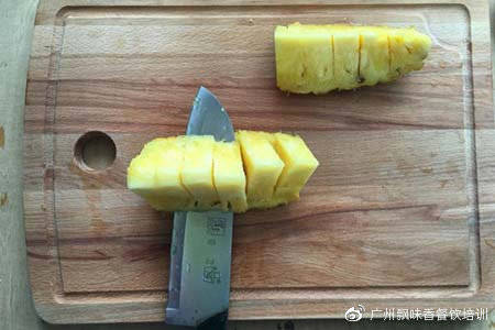 菠萝怎么削用刀 3e001dfbba334a228d133f580b38538e.jpeg