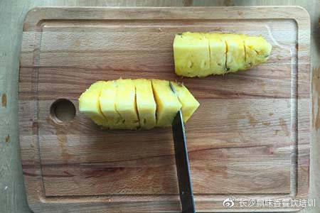 菠萝怎么削用刀 3ea476b687854dd882b8eb856c4c62e6.jpeg