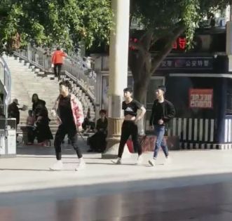 事发巴中,巴人广场一男子被棒球棍打倒在地!涉事几人均未成年!