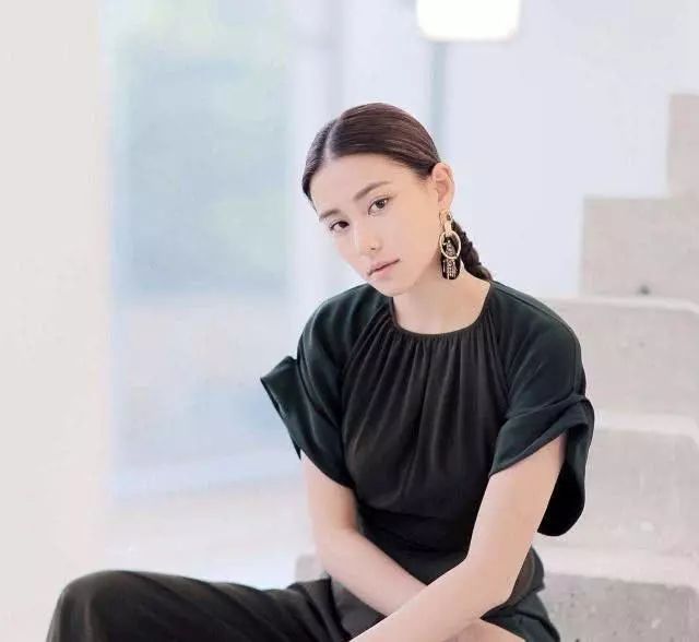 身家高达4百亿,每天坐直升机上下班,全香港的男人都想娶她 久久只有这里才是精品99