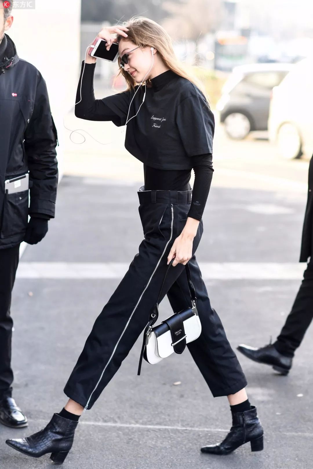 Kendall Jenner y sus lujosas cangureras de Louis Vuitton y Chanel ¿Sí o  no?