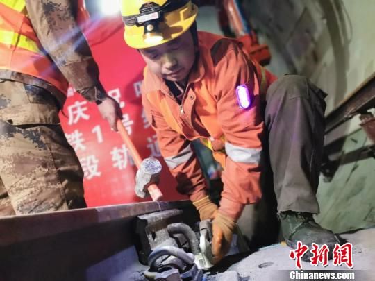内蒙古首条地铁线地下段实现轨通 属首次高寒地区冬季施工 pt电子游戏娱乐注册