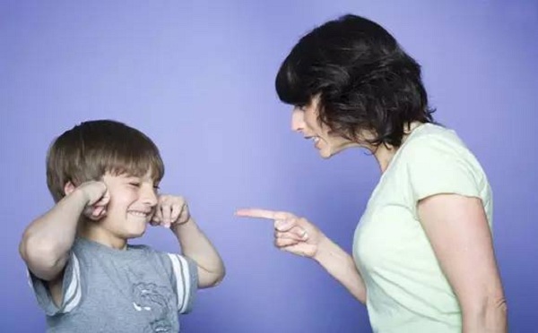                     孩子摔倒了以后妈妈的第一句话很关键，会影响到孩子的性格