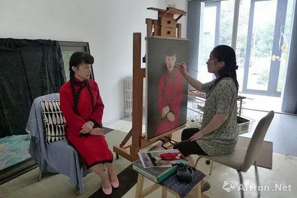 这位美女当年被保送中央美术学院油画系,如今已是美院教授! 老葡京平台