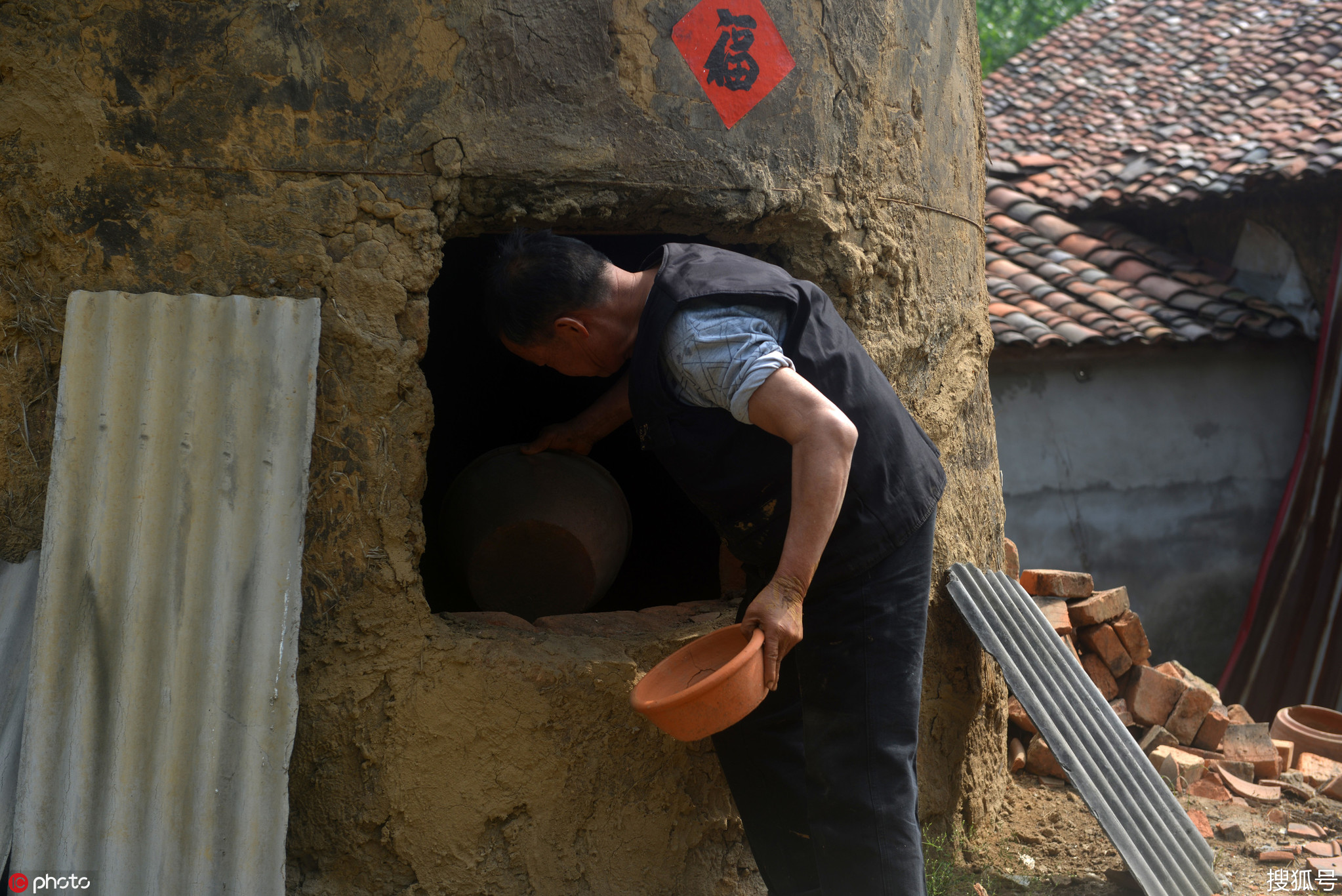 63岁老人自建土窑,一年烧器数千件,利润仅2万元