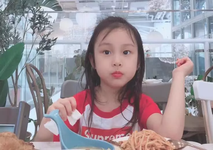                     原创            王祖蓝晒女儿近照，一个月颜值大逆转，养成漂亮宝宝有秘诀！