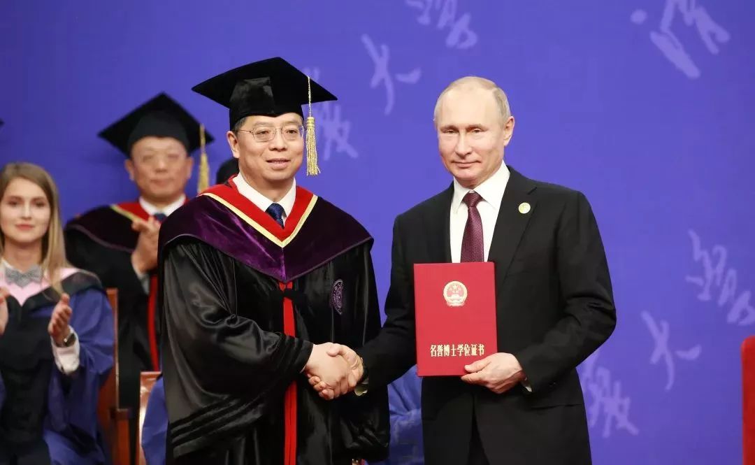 大学校长邱勇宣读赞辞及授予学位决议，并向普京颁发名誉博士学位证书。