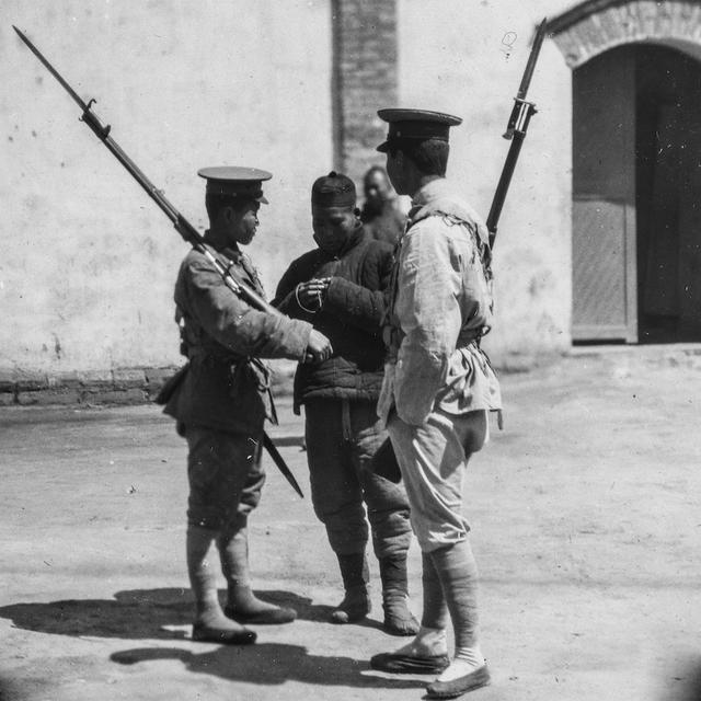 河南开封1923年，古城墙下的百姓生活