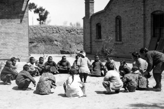 河南开封1923年，古城墙下的百姓生活