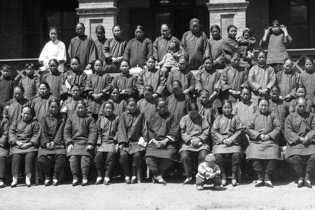 河南开封1923年，古城墙下的百姓生活