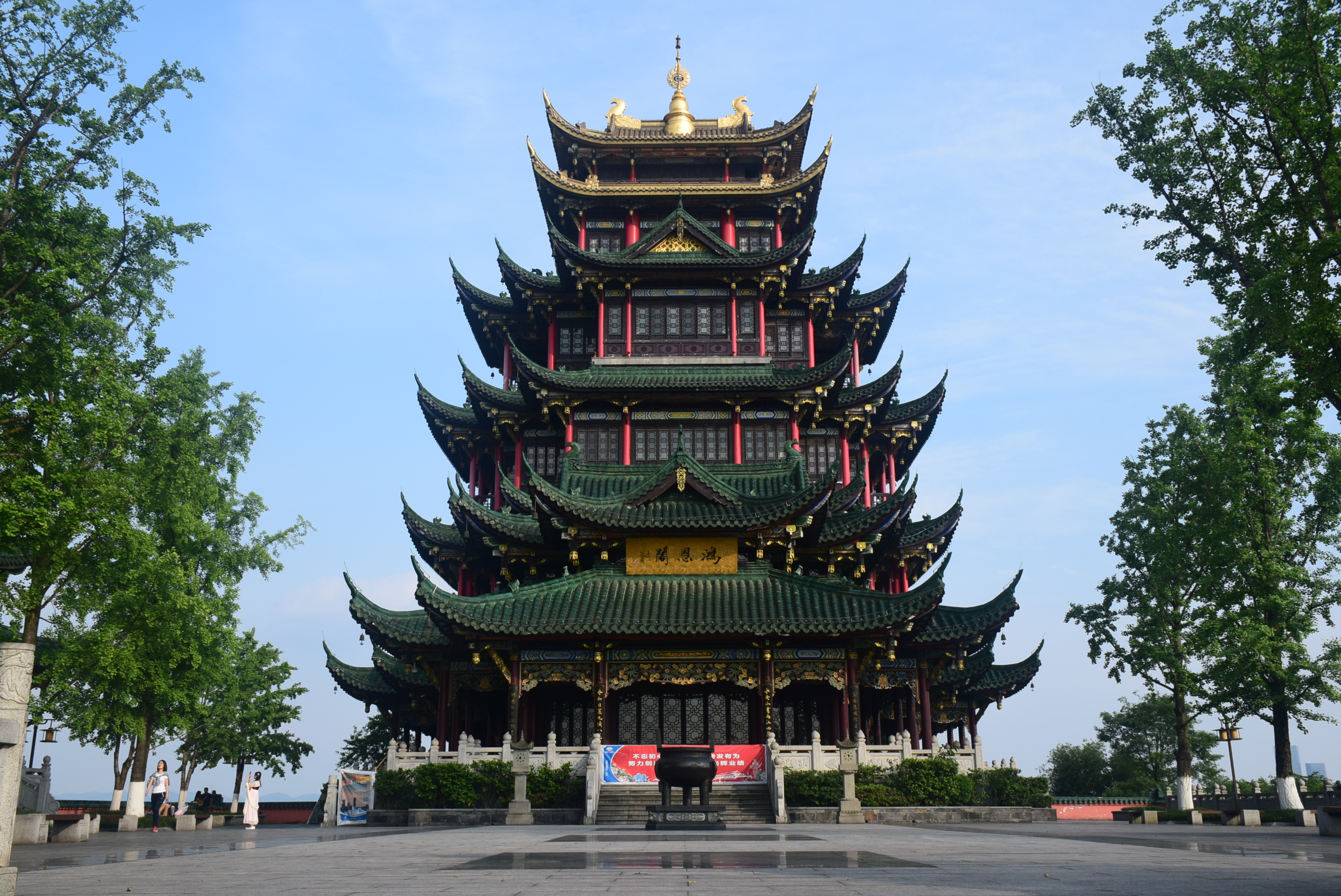 1/ 12 鸿恩寺公园位于嘉陵江北岸的江北区观音桥街道猫儿石村,重庆